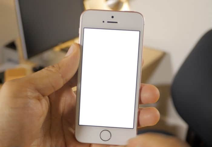 conspiración letal federación Problemas con la cámara del Apple iPhone SE: fotos borrosas, fuera de foco,  el flash no funciona, la aplicación de la cámara no está disponible [Guía  de solución de problemas] | Apple