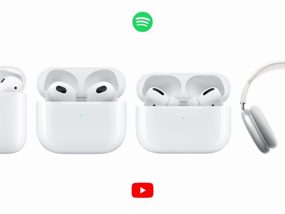 Todos los modelos de AirPods sobre un fondo claro con los íconos de las aplicaciones Spotify, YouTube, Apple Music, FaceTime, Phone y Podcasts