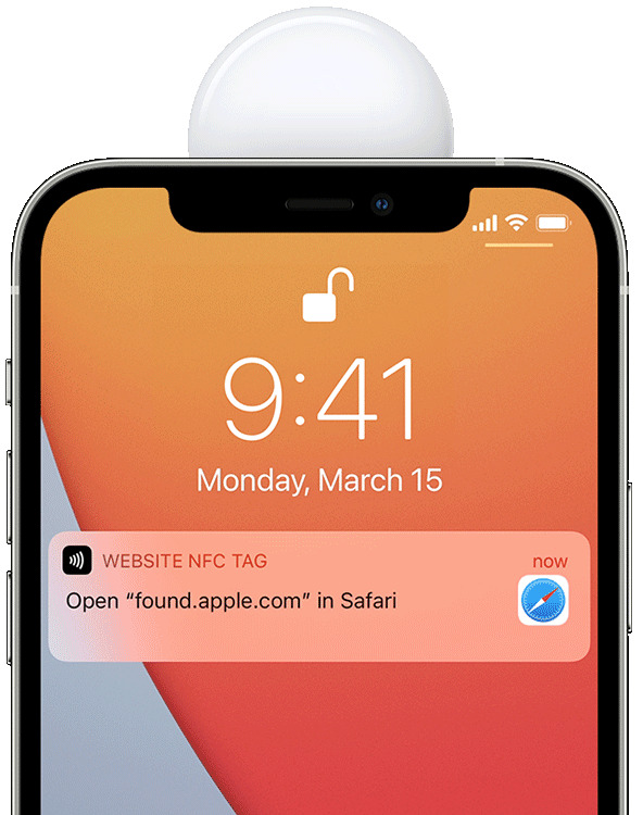 Una imagen que muestra el lado blanco de un AirTag de Apple sostenido en la parte superior de un iPhone 12 con la notificación Encontrado de Safari en la pantalla