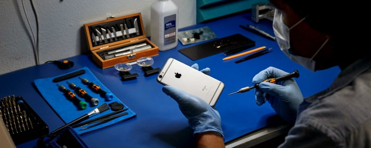 Esta imagen de marketing de Apple muestra a un proveedor de reparación independiente que utiliza piezas originales para reparar un iPhone.