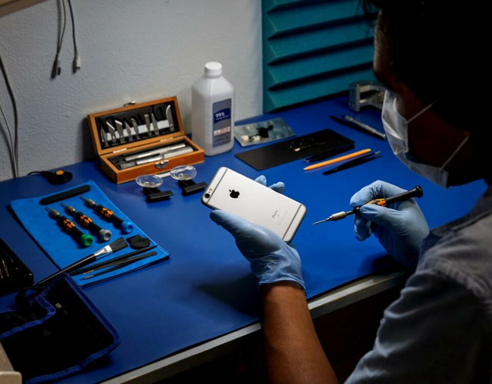 Esta imagen de marketing de Apple muestra a un proveedor de reparación independiente que utiliza piezas originales para reparar un iPhone.