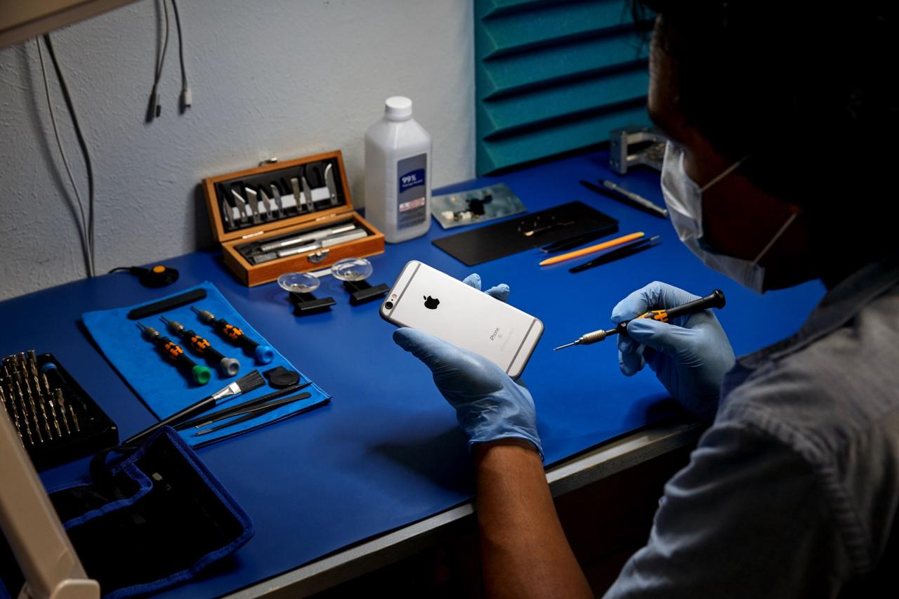 Esta imagen de marketing de Apple muestra a un proveedor de reparación independiente que utiliza piezas originales para reparar un iPhone.