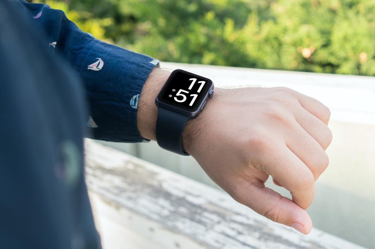 Una ilustración del tutorial de notificación de la batería del Apple Watch que muestra un Apple Watch Series 6 junto con la carátula extragrande en la pantalla