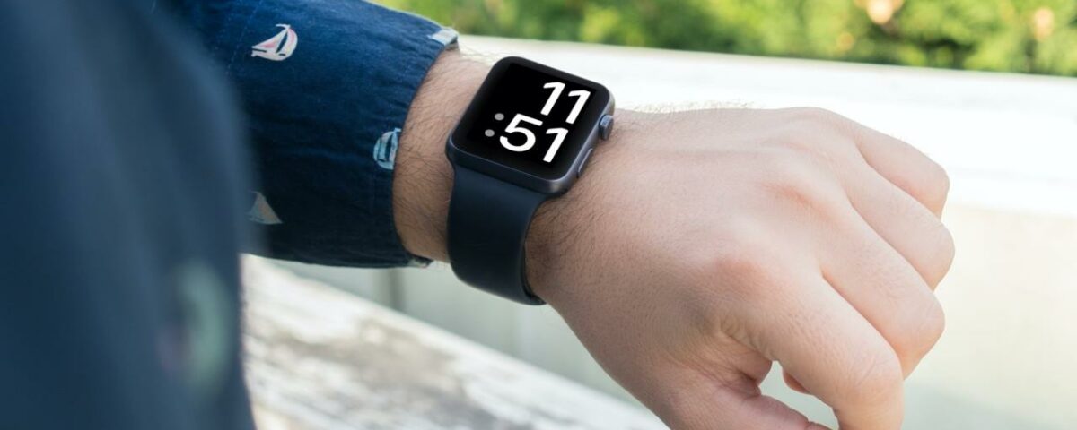 Una ilustración del tutorial de notificación de la batería del Apple Watch que muestra un Apple Watch Series 6 junto con la carátula extragrande en la pantalla