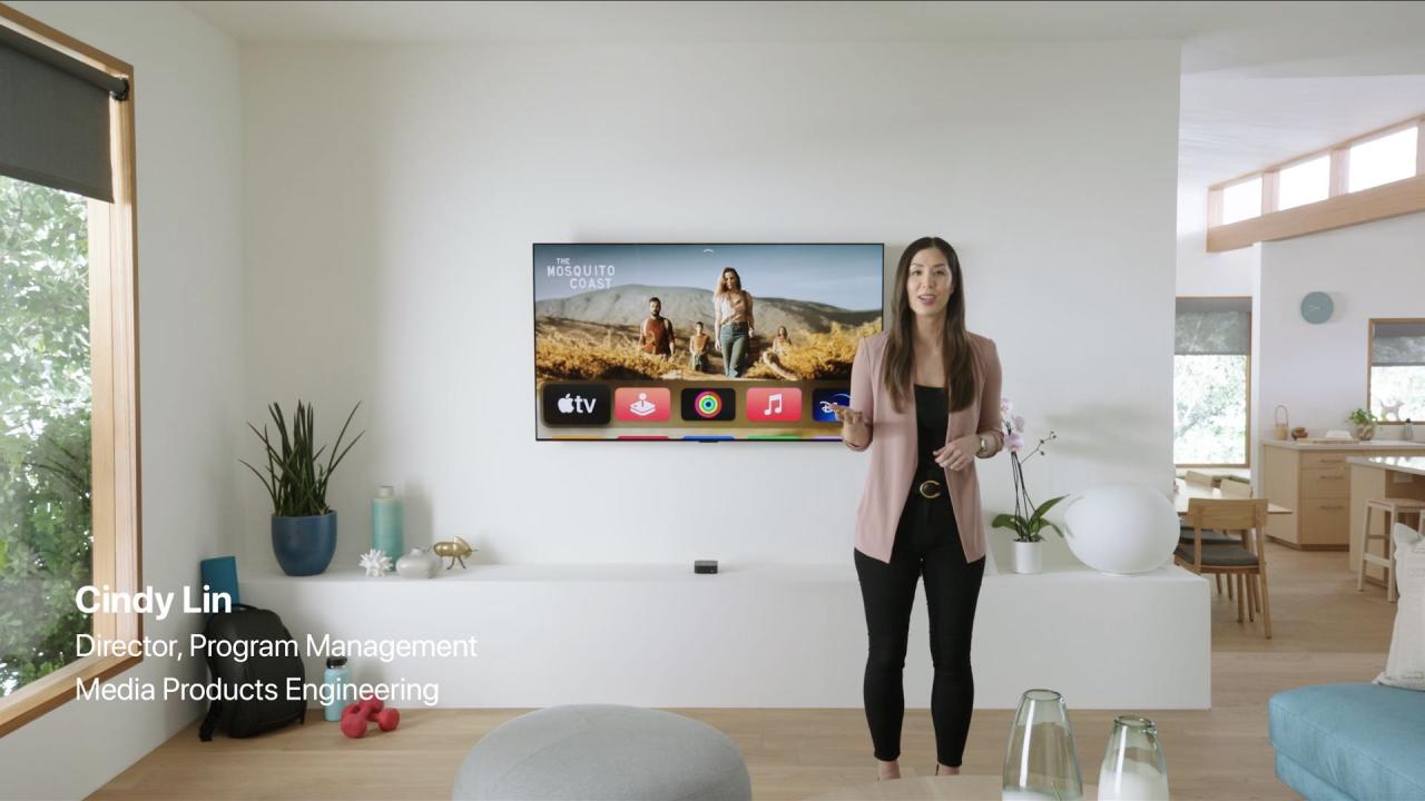Una imagen fija del video del evento de Apple de abril de 2021 en el que la ejecutiva Cindy Lin habla sobre el Apple TV 4K mientras está de pie frente a un televisor en una sala de estar