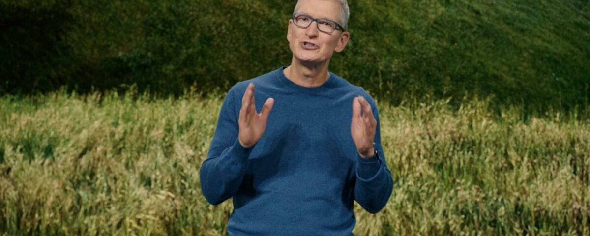 Una imagen fija tomada del video del evento "California Streaming" de septiembre de 2021 de Apple que muestra al director ejecutivo Tim Cook parado en el escenario y hablando con entusiasmo mientras gesticula con las manos.