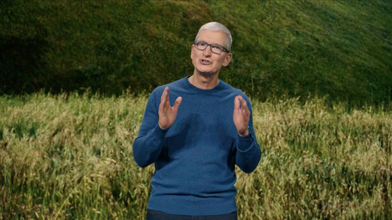 Una imagen fija tomada del video del evento "California Streaming" de septiembre de 2021 de Apple que muestra al director ejecutivo Tim Cook parado en el escenario y hablando con entusiasmo mientras gesticula con las manos.