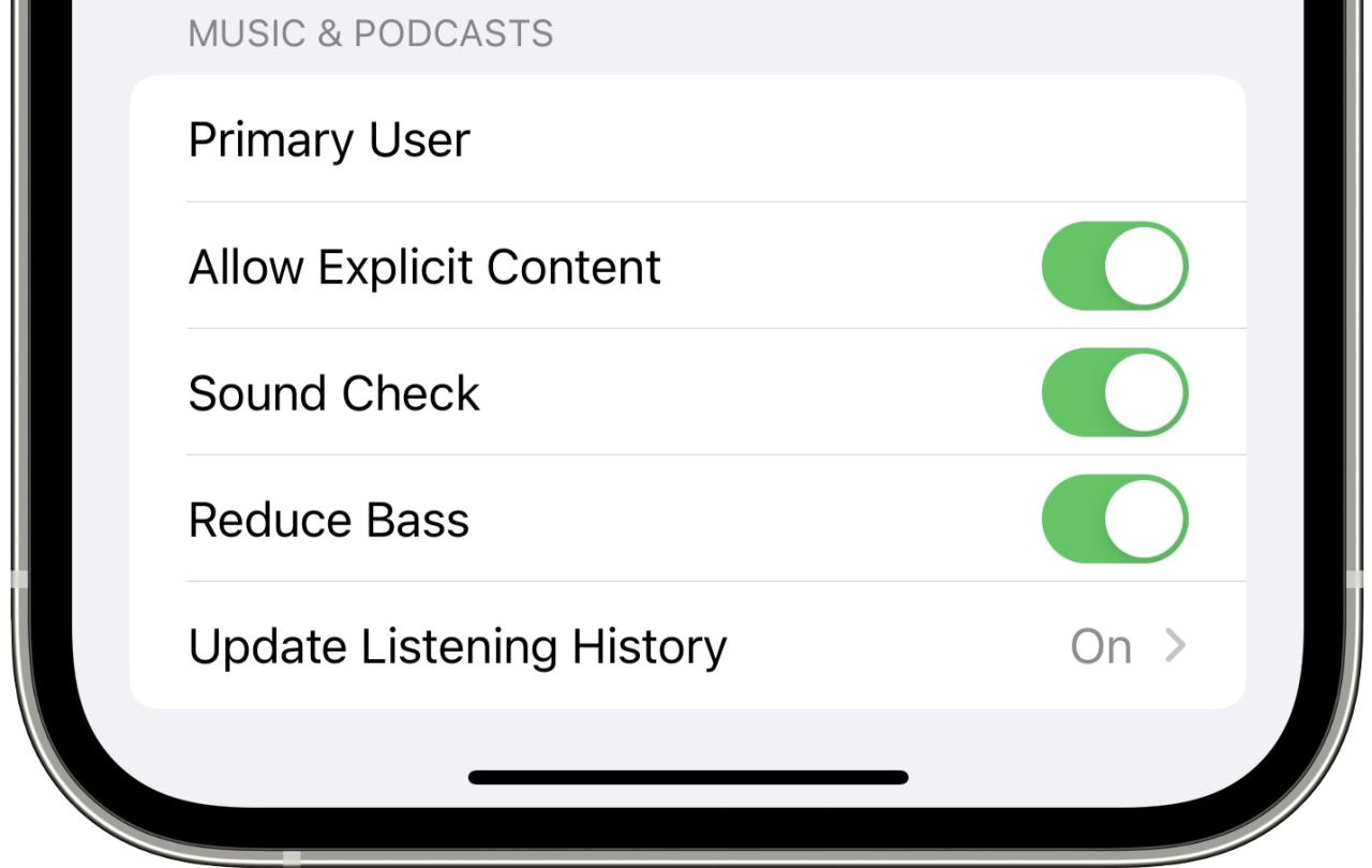 Una captura de pantalla de la configuración de HomePod en la aplicación Home de iOS 17 en iPhone con la opción Reducir graves activada
