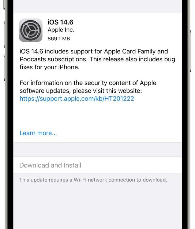 Una captura de pantalla de un iPhone que muestra el aviso de iOS 17.6 en la pantalla Actualización de software dentro de Configuración, con una advertencia que dice que la configuración de datos 5G actual restringe las actualizaciones de software de iOS a Wi-Fi