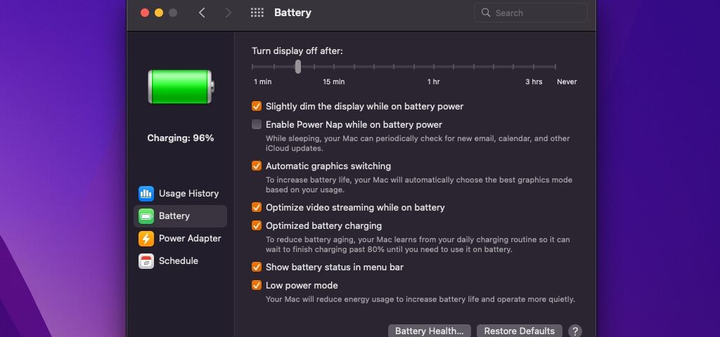 Una captura de pantalla de Mac que muestra las preferencias de la batería en macOS Monterey con el modo de bajo consumo activado para la energía de la batería