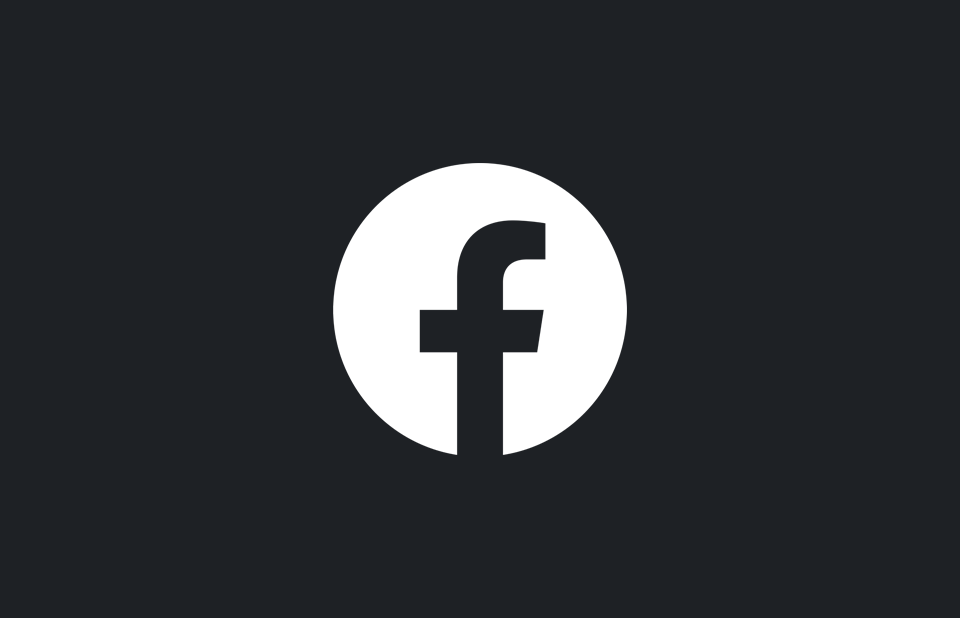 Logotipo de Facebook sobre un fondo oscuro