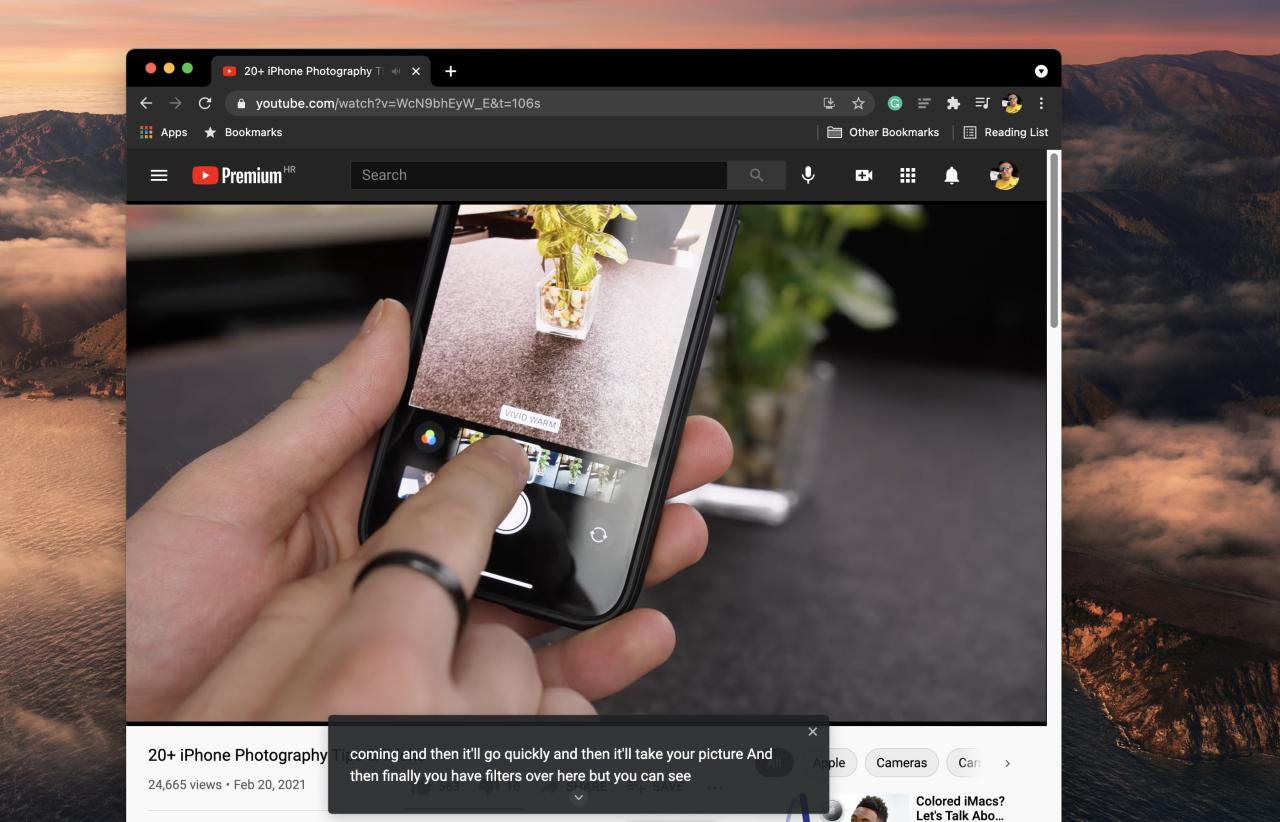 Una captura de pantalla de macOS que muestra Google Chrome para Mac con la función Live Caption para un video de YouTube
