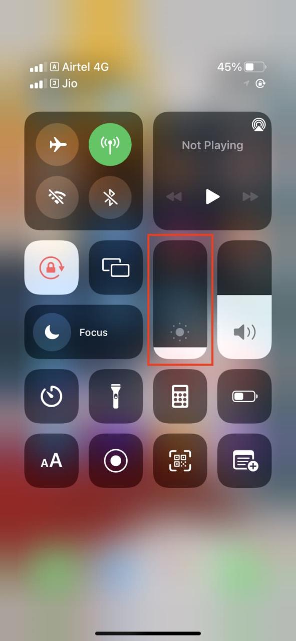 Baje el brillo de la pantalla para ahorrar batería en el iPhone