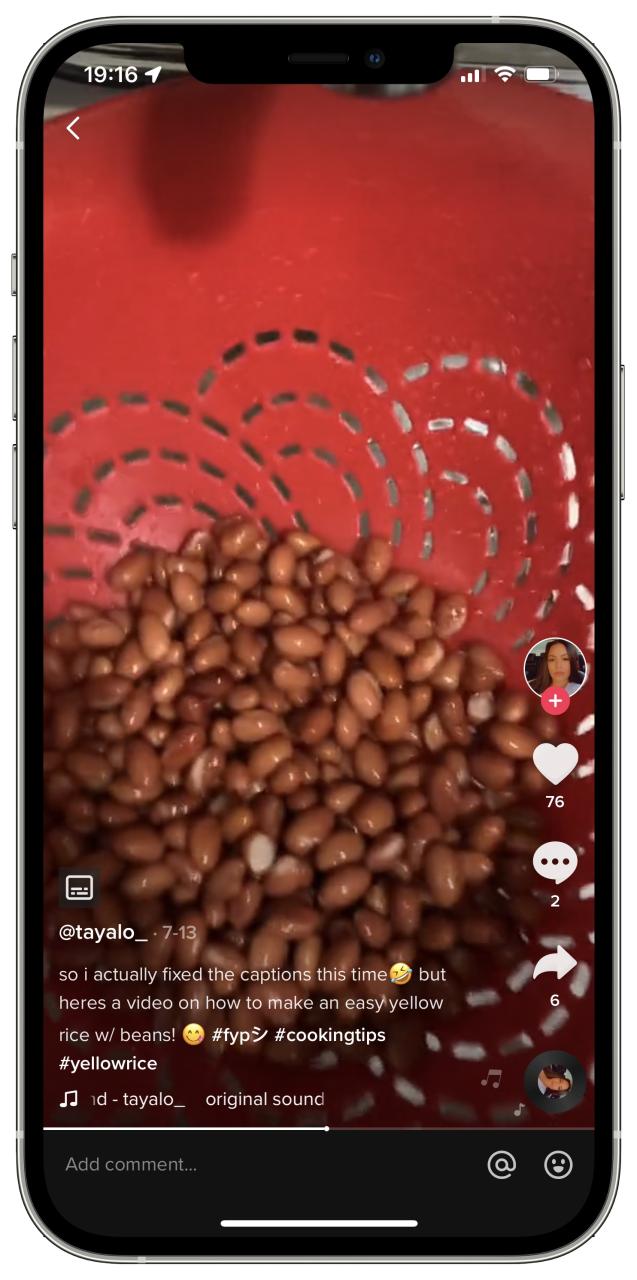 Captura de pantalla de iPhone de TikTok que muestra la opción de burbuja Ocultar subtítulos