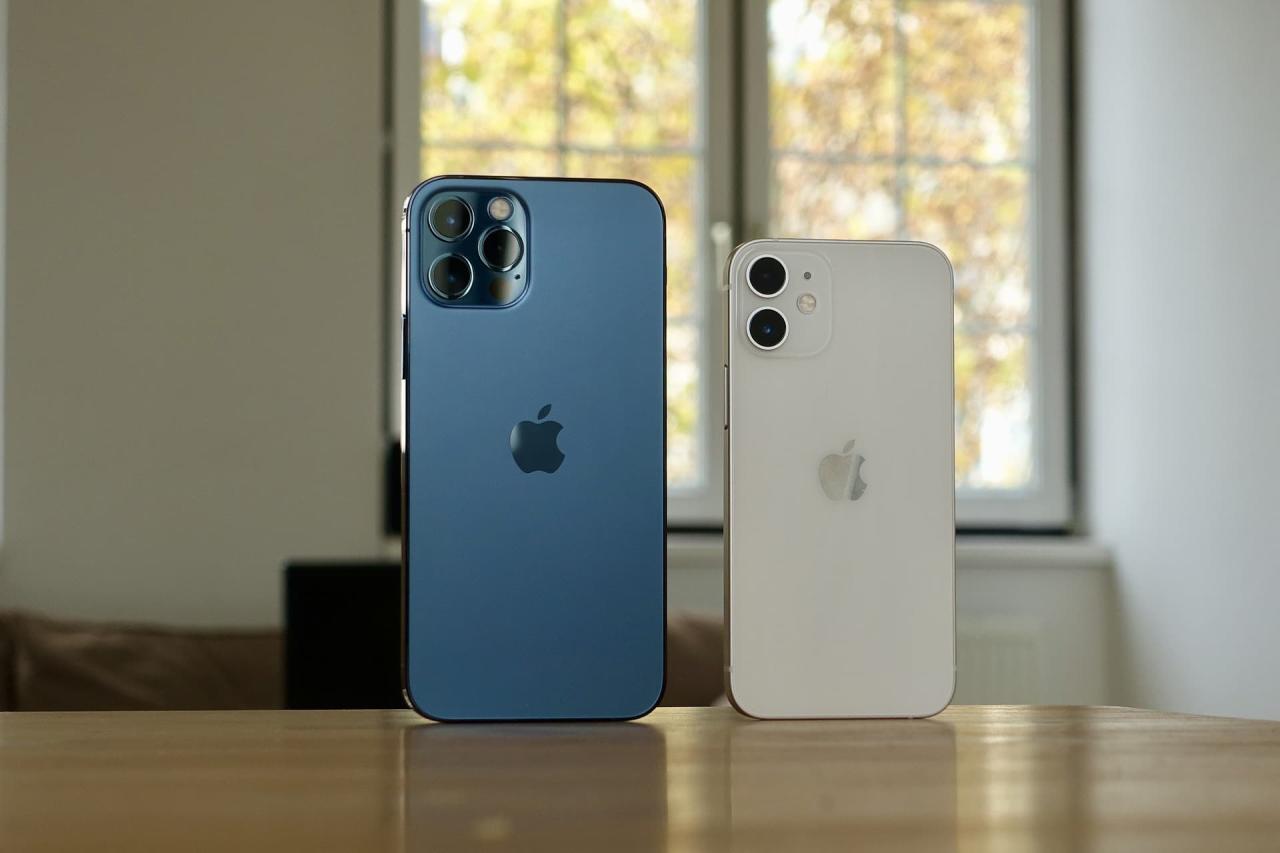 Dos iPhones uno al lado del otro para enviar archivos