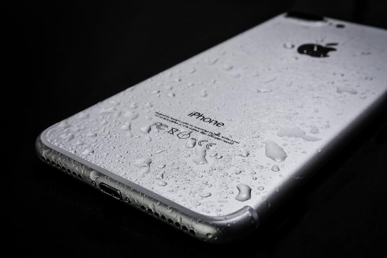 iPhone mojado con gotas de agua