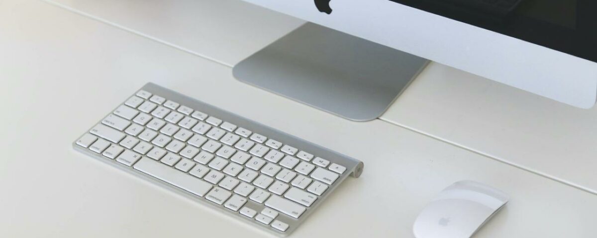 Teset Bluetooth mac: un primer plano que muestra la mitad inferior de un iMac con el teclado y el mouse inalámbricos de Apple