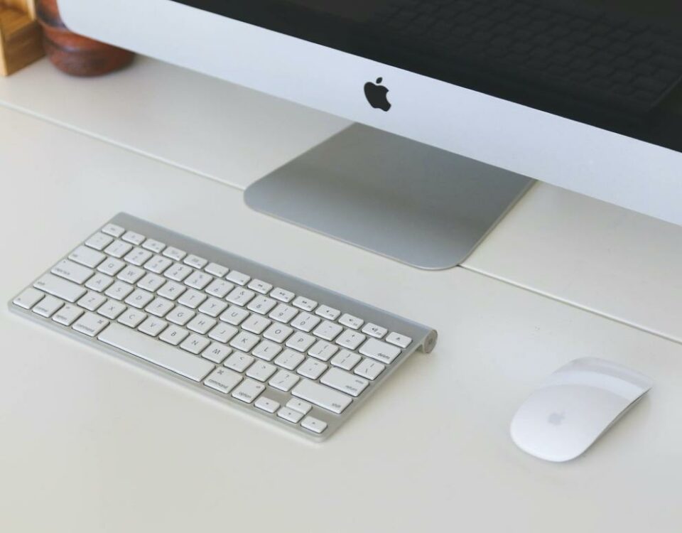 Teset Bluetooth mac: un primer plano que muestra la mitad inferior de un iMac con el teclado y el mouse inalámbricos de Apple
