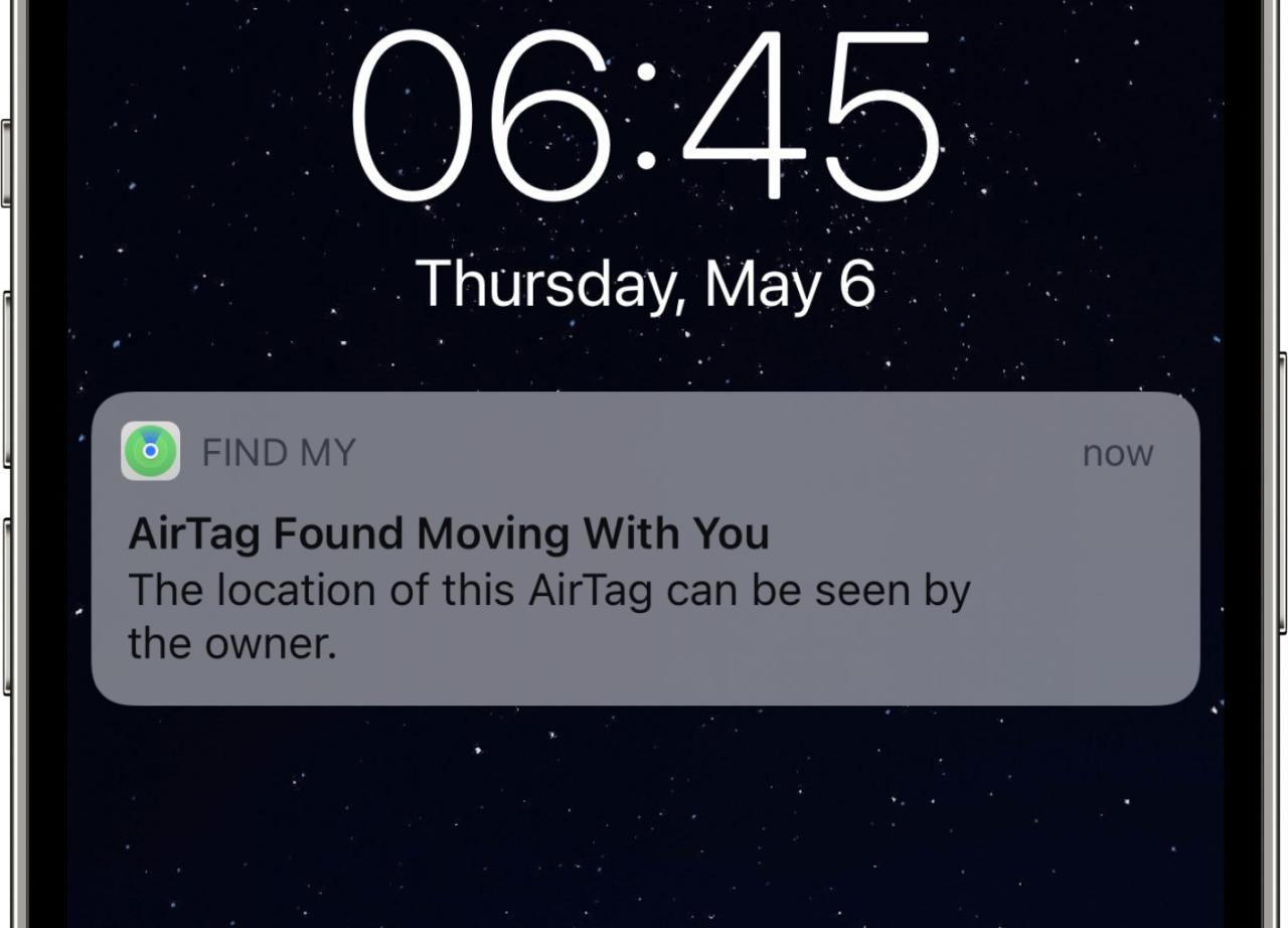 Una captura de pantalla que muestra una notificación de seguridad "AirTag encontrado moviéndose contigo" de la aplicación Find My de Apple que advierte al usuario sobre un posible seguimiento no deseado