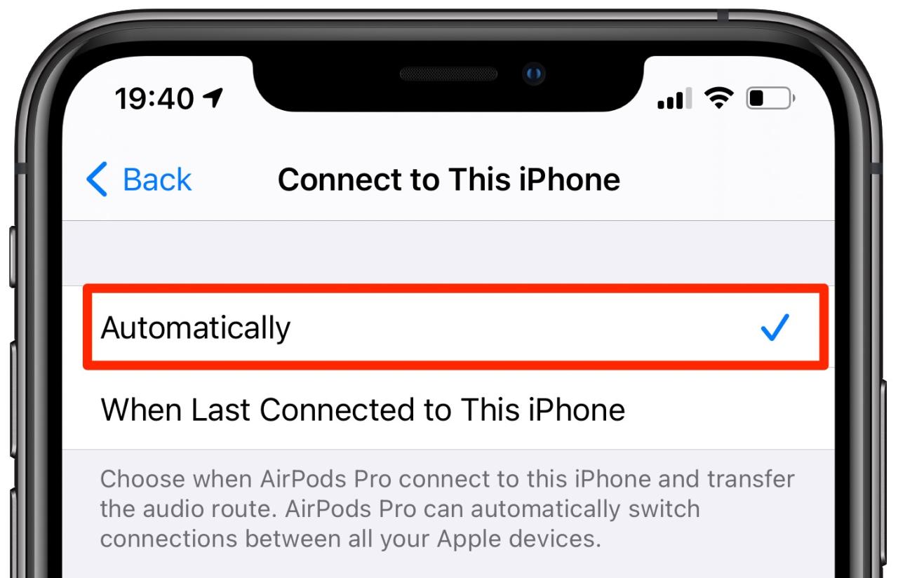 Cambio automático de dispositivo AirPods: la configuración etiquetada con el texto "Automáticamente" se resalta en una captura de pantalla de iPhone