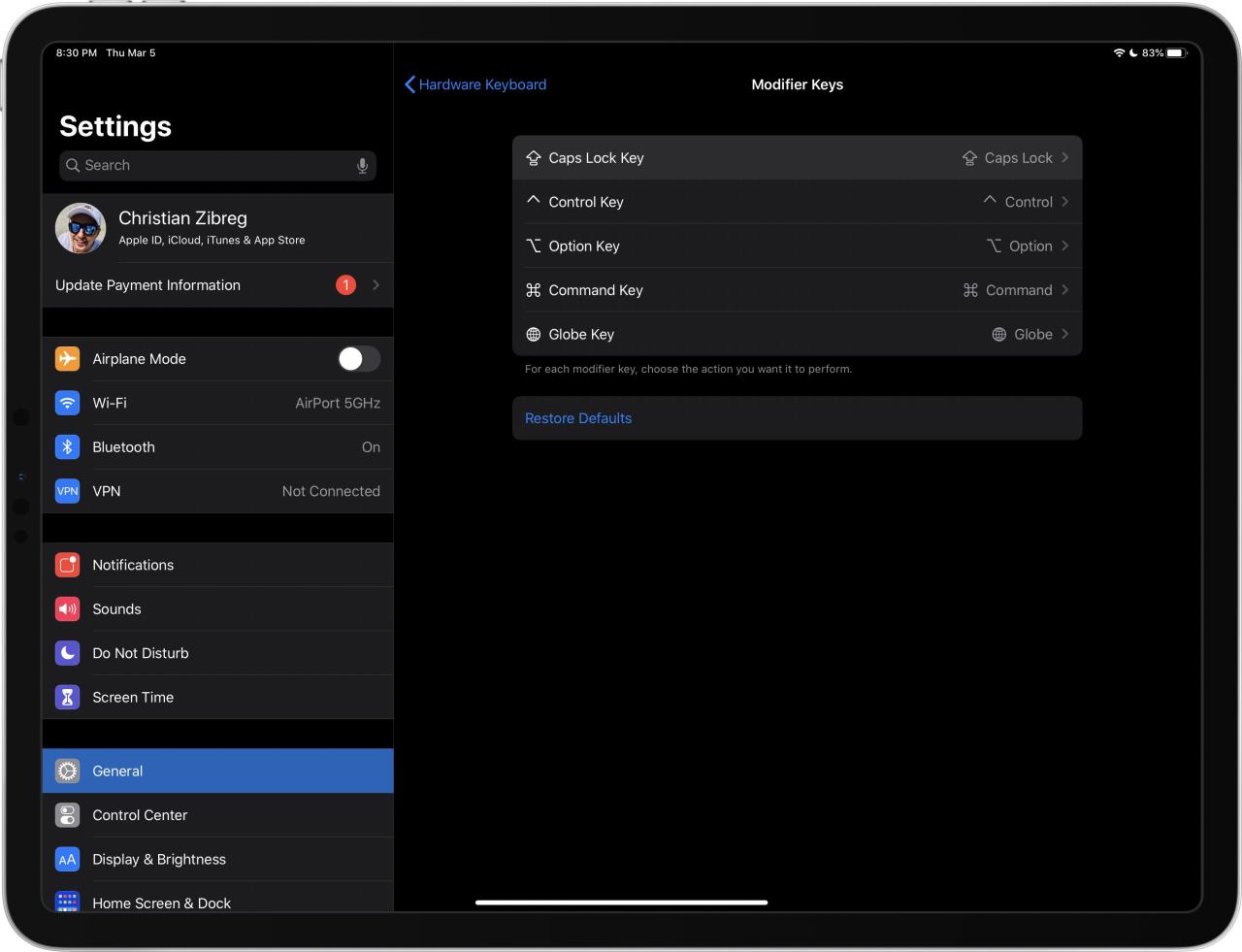 Una captura de pantalla de la aplicación Configuración en el iPad que muestra la interfaz para cambiar las teclas modificadoras
