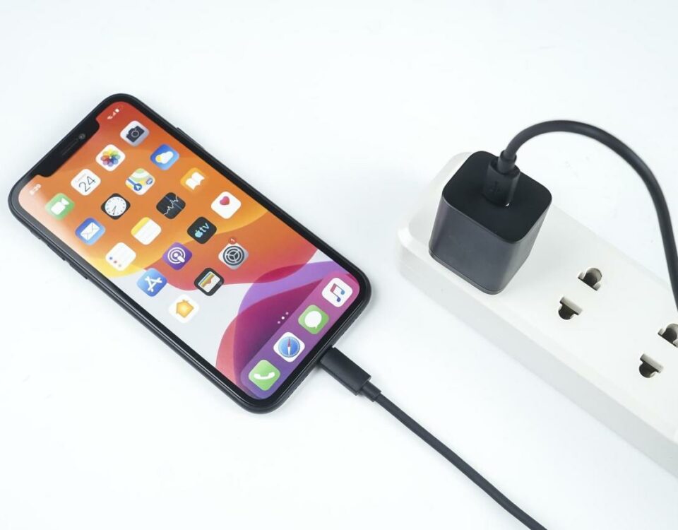 iPhone conectado a la carga