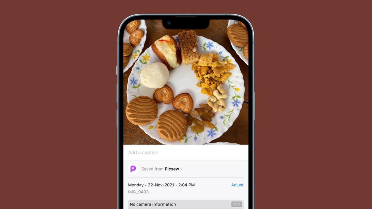 iPhone con dulces en pantalla con fondo marrón