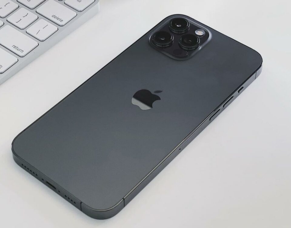 iPhone guardado en la mesa mostrando sus botones de volumen