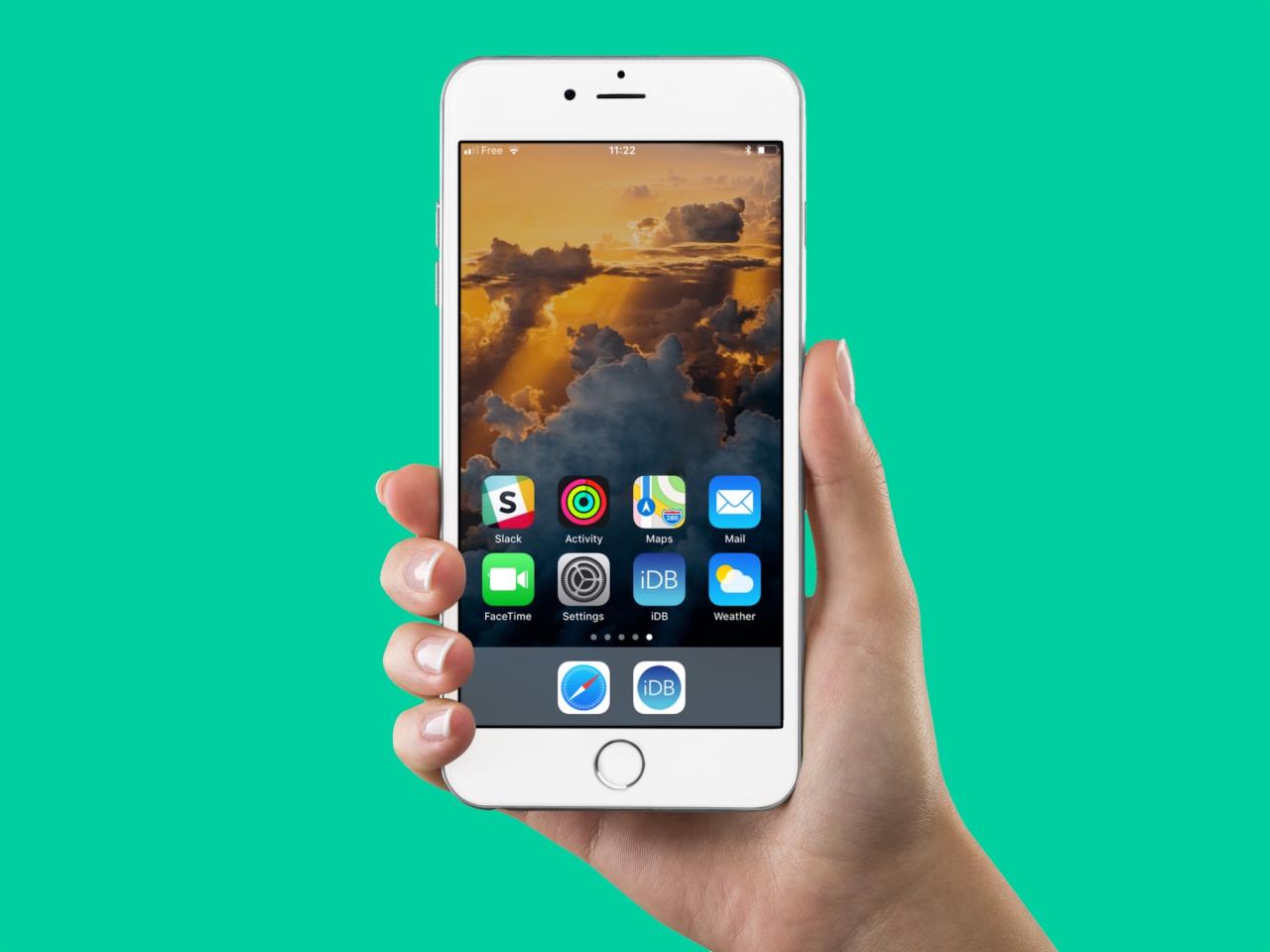 iPhone con iconos en blanco en la pantalla de inicio