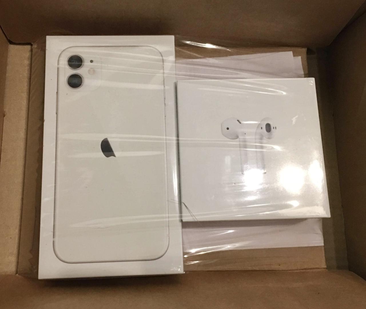 iPhone y AirPods embalados en caja original