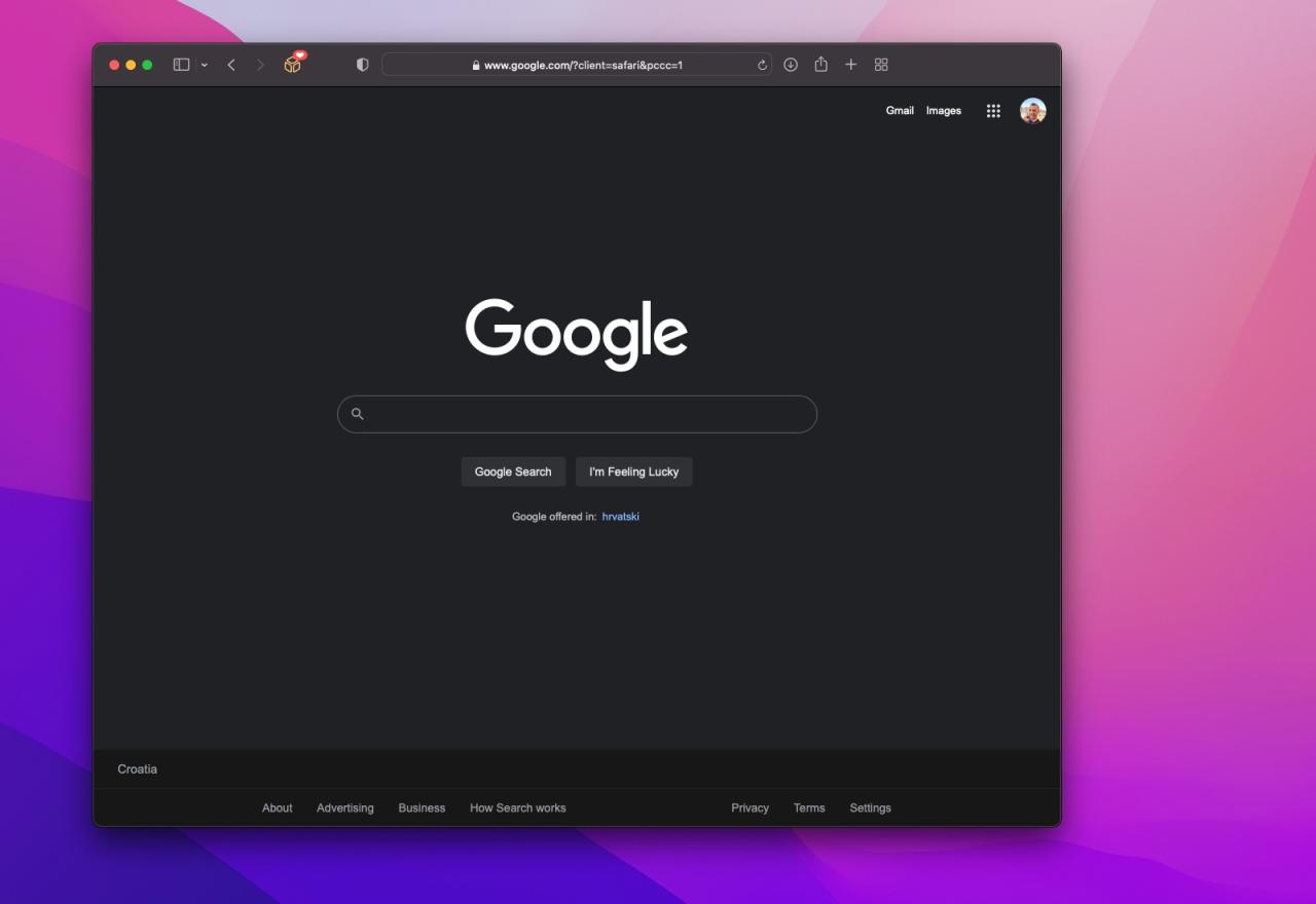 Una captura de pantalla de la página de inicio de búsqueda de Google en Safari para Mac que muestra el modo oscuro en negro puro