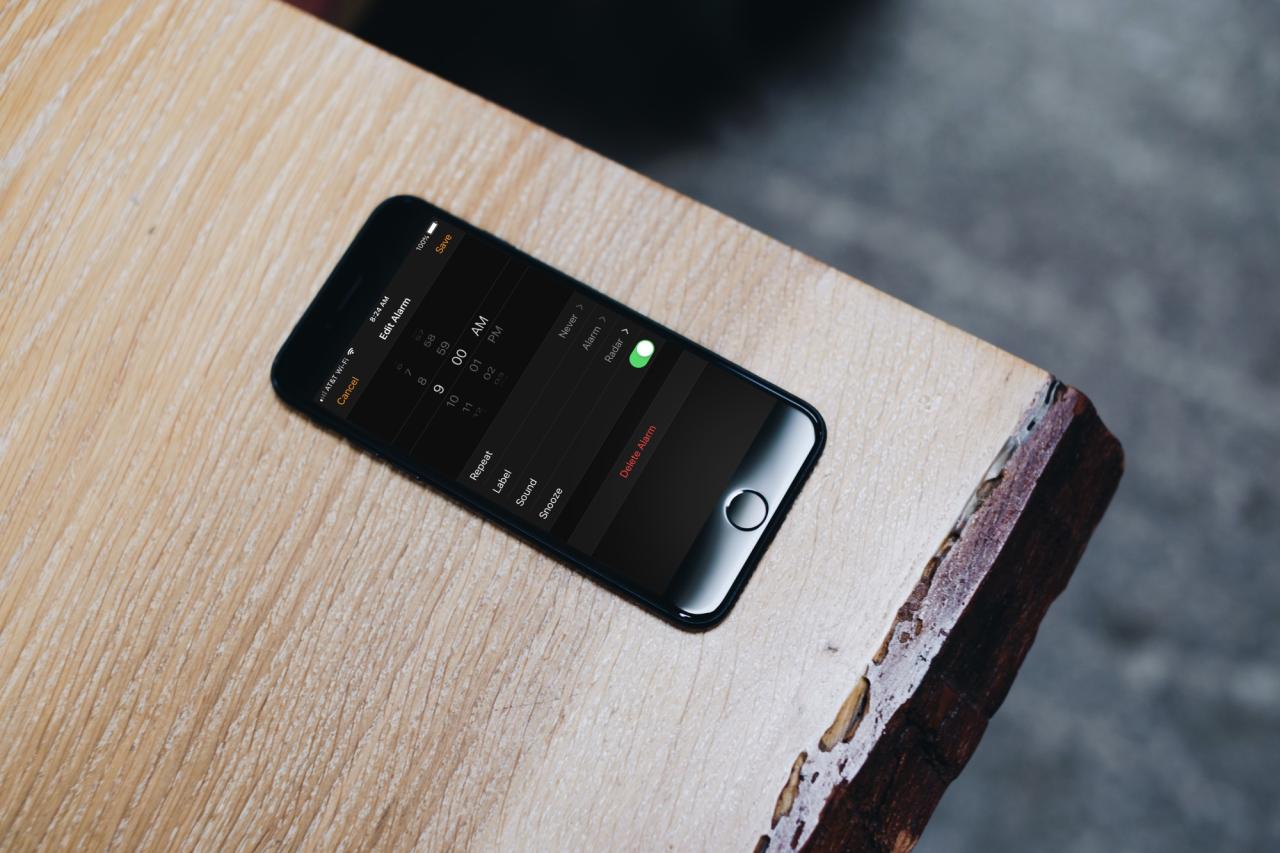 Alarma configurada en la mesa del iPhone