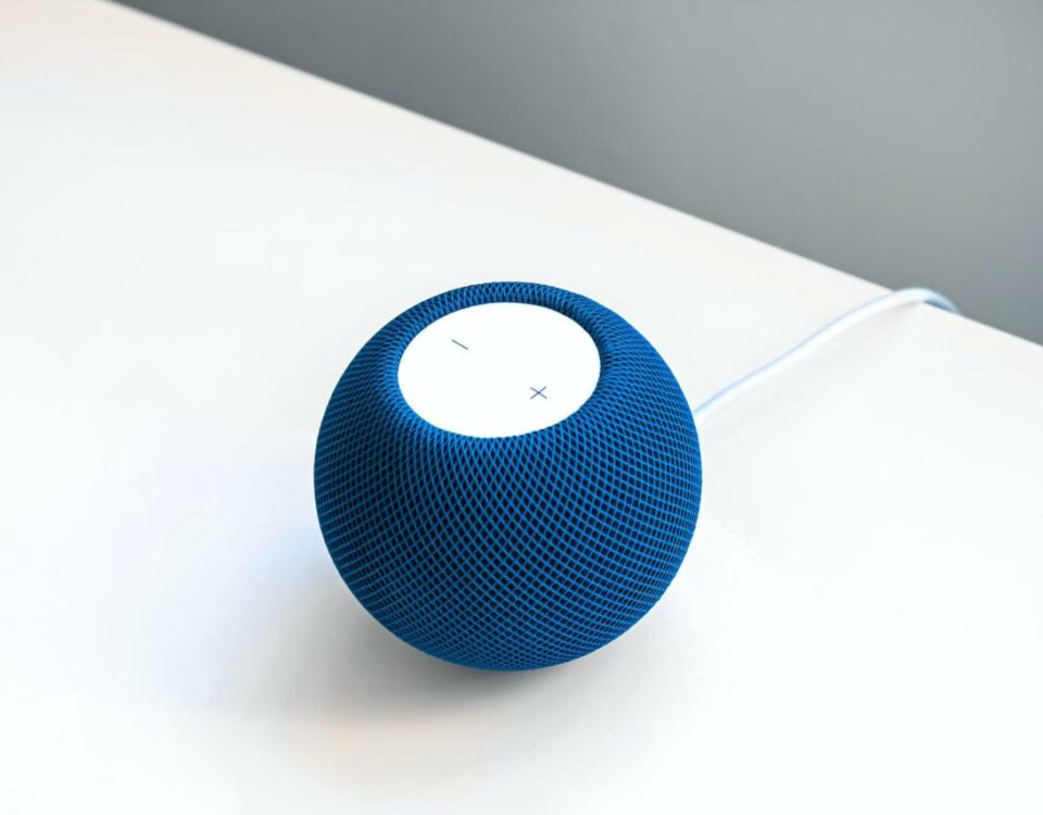 Mini HomePod azul sobre una mesa blanca