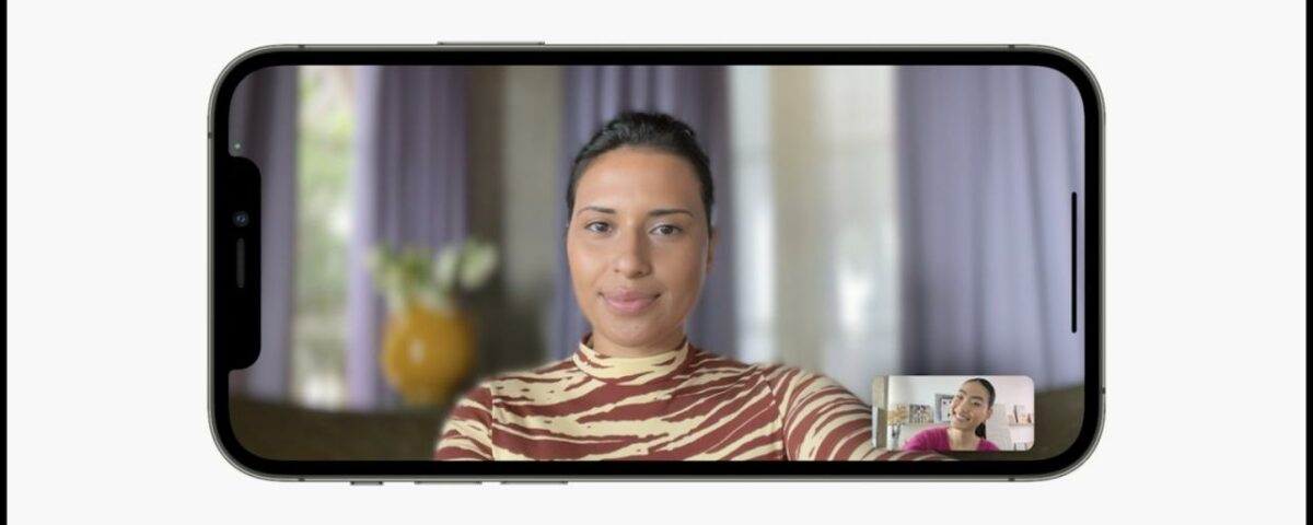 Un iPhone que muestra a una mujer en la pantalla del iPhone durante una videollamada con el fondo borroso
