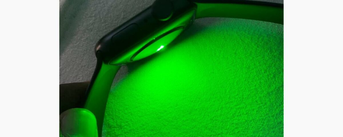 Luz verde que brilla en la parte trasera del Apple Watch