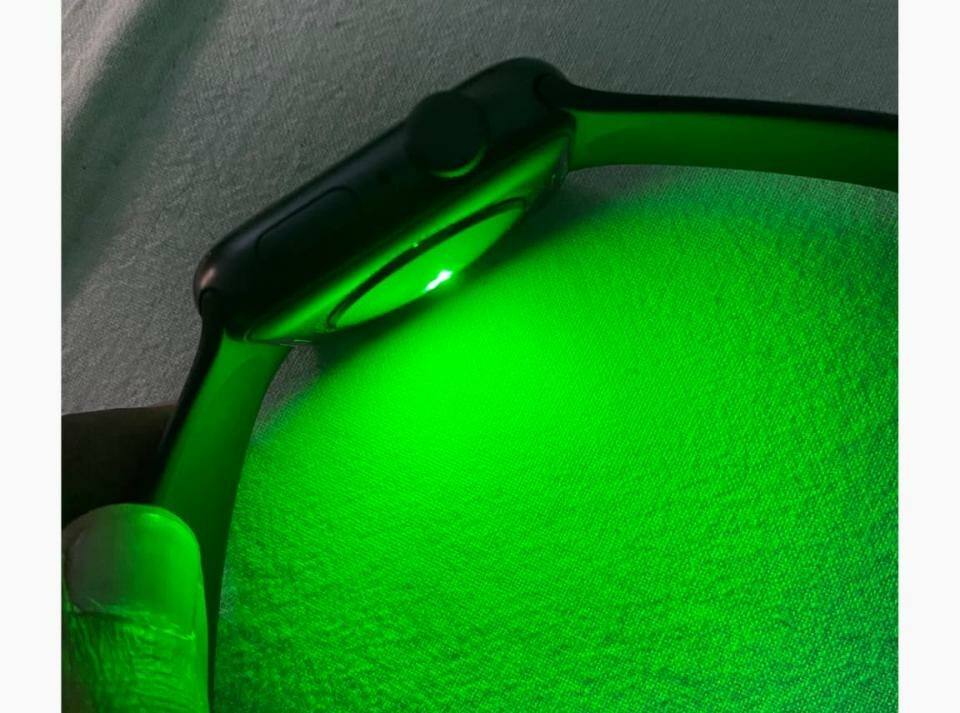 Luz verde que brilla en la parte trasera del Apple Watch