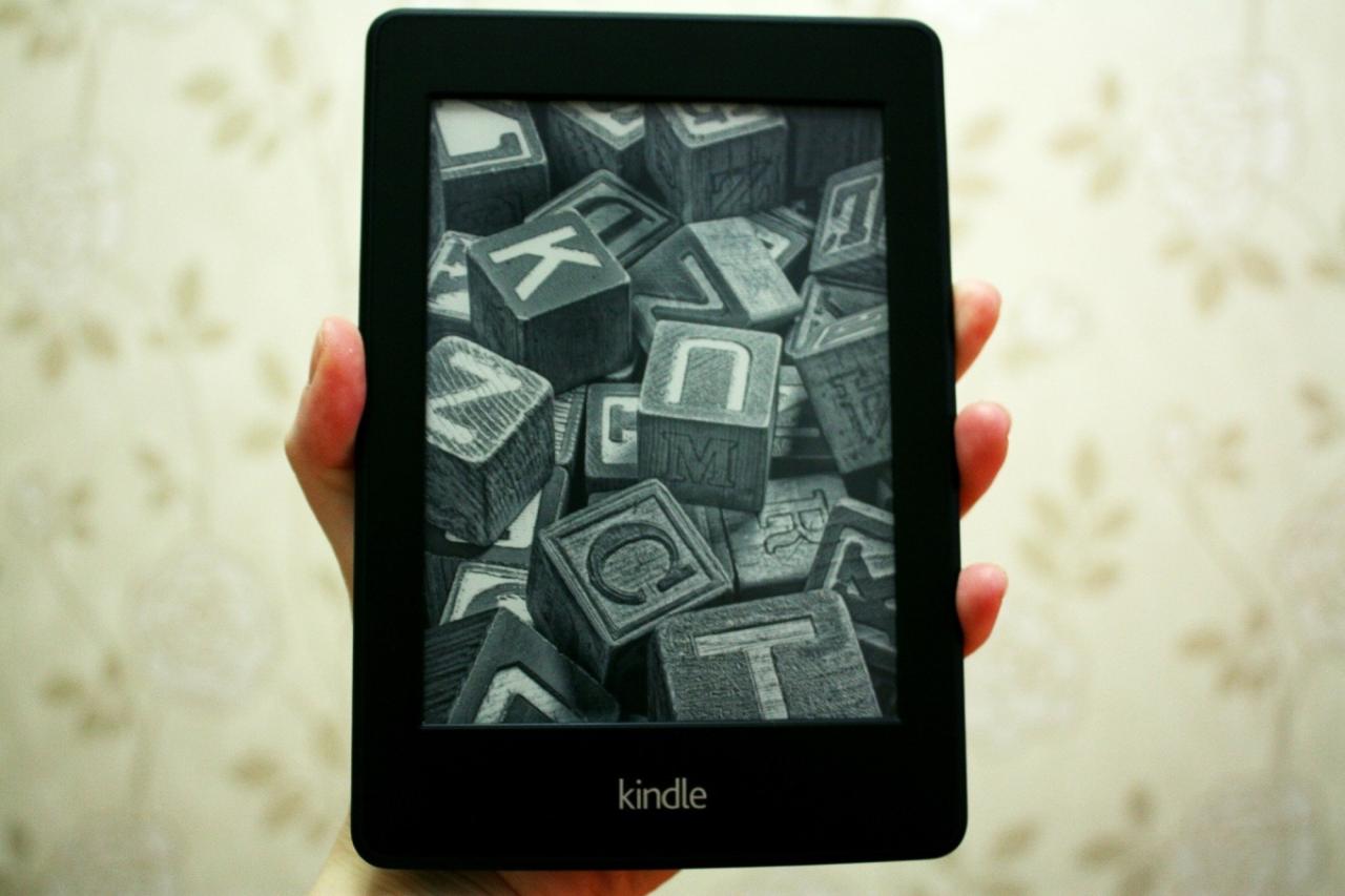Sosteniendo un Kindle Paperwhite
