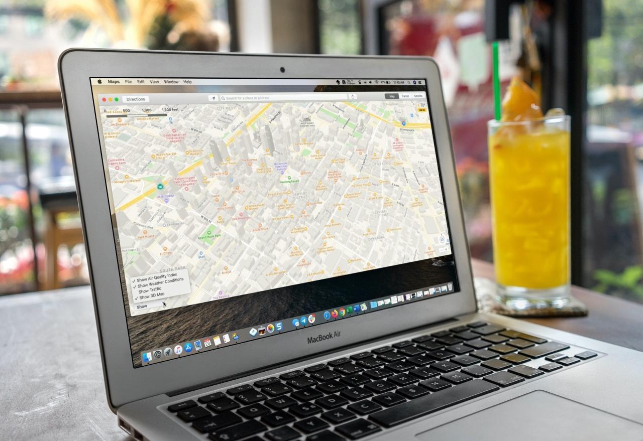 Mapas en la mesa MacBook