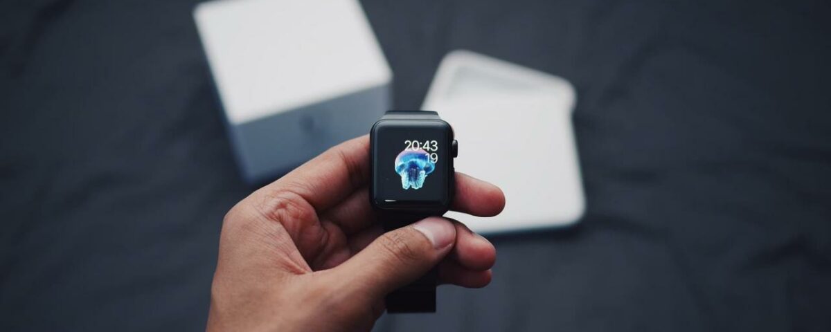 Sosteniendo un nuevo Apple Watch con su caja al fondo