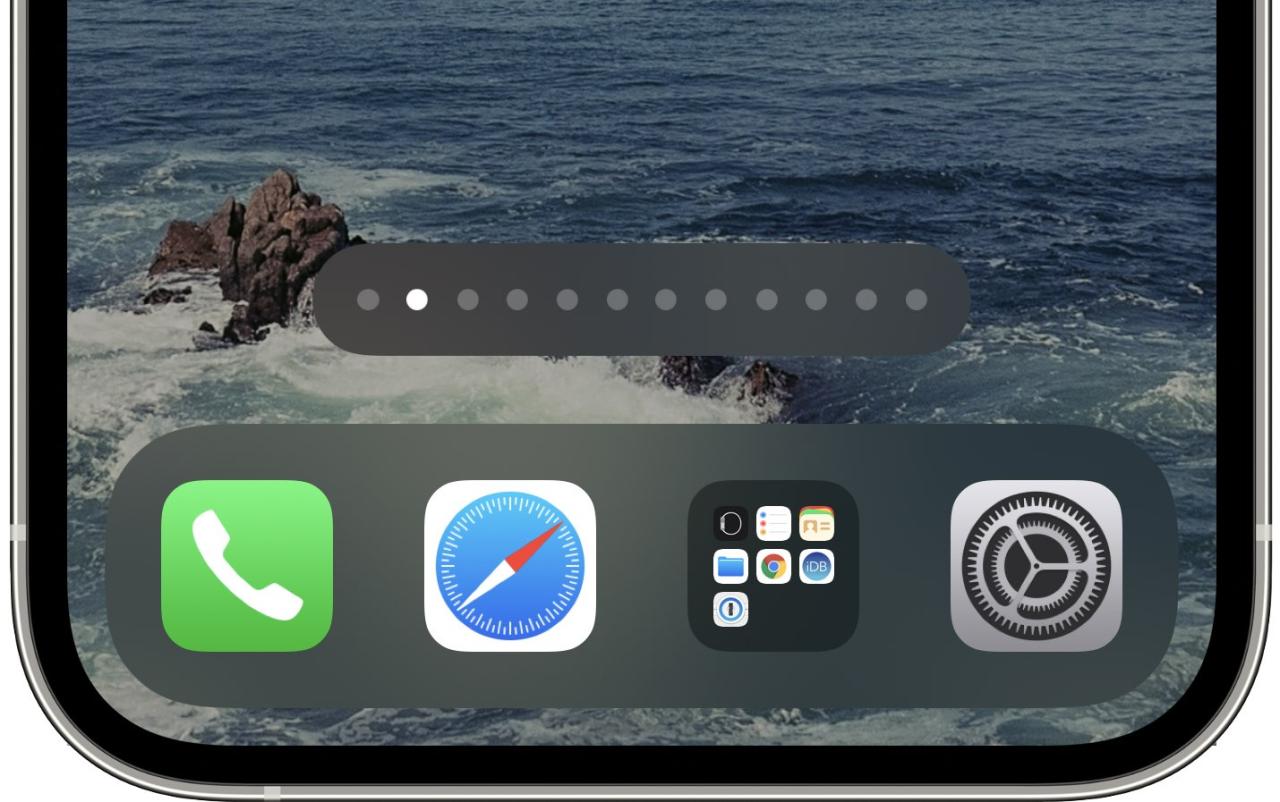 Captura de pantalla de un iPhone que muestra la pantalla de inicio con los puntos en la parte inferior