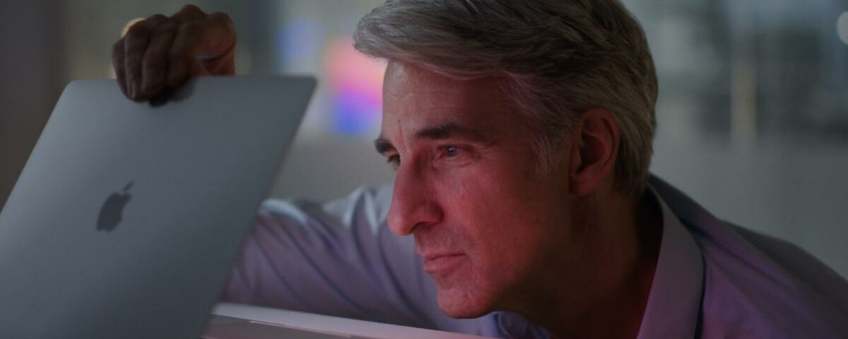 Un fotograma del video del evento de Apple que muestra al jefe de software Craig Federighi abriendo la tapa de una MacBook Air
