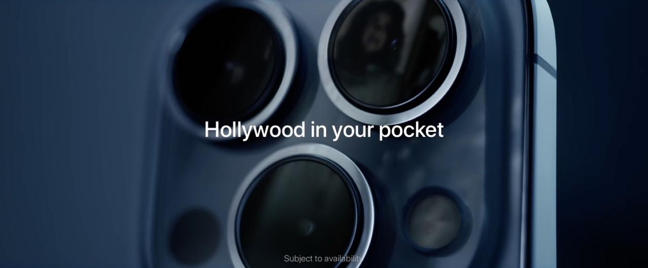 Fotograma del anuncio de Apple que promociona una mejor sensibilidad con poca luz en la cámara del iPhone 13 Pro.  la imagen muestra el sistema de cámara trasera de triple inclinación con el reflejo de una mujer en uno de los lentes y el lema "Hollywood en tu bolsillo"