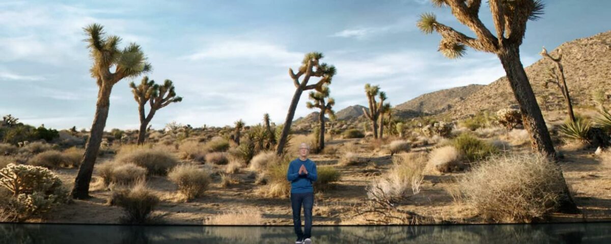 Una imagen fija tomada del video del evento "California Streaming" de septiembre de 2021 de Apple que muestra al director ejecutivo Tim Cook caminando hacia la audiencia con las manos en posición de oración.  En el fondo, detrás de él, una gran diapositiva muestra una imagen de un desierto de California.  Apple anunció públicamente en ese evento la fecha de lanzamiento oficial de iOS 17.