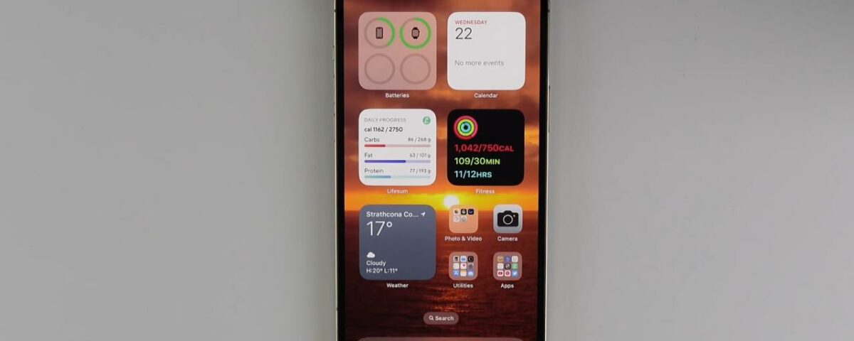 Un iPhone con un montón de widgets, aplicaciones y carpetas en la pantalla de inicio