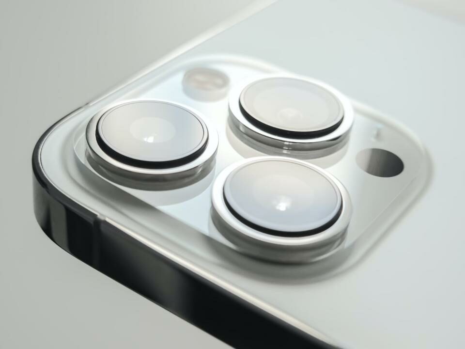 Foto que muestra un primer plano de las cámaras traseras del Apple iPhone 13 Pro Max