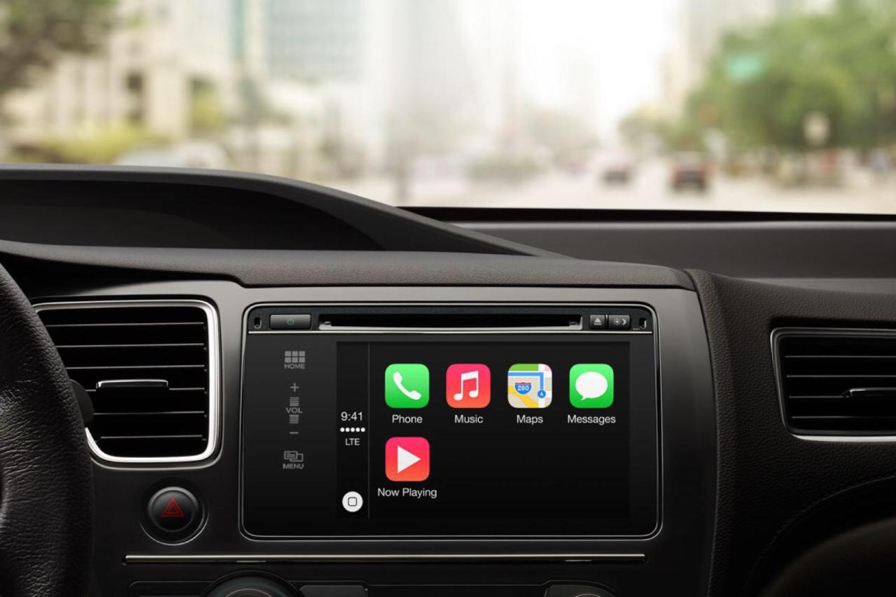 Imagen de marketing de Apple que muestra el interior de un automóvil con el tablero CarPlay