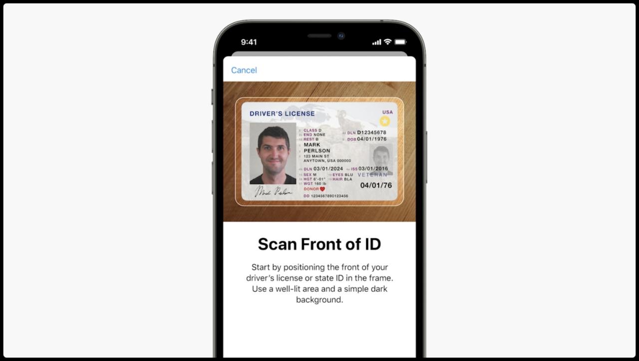 Imagen promocional de Apple para iOS 17 que muestra un iPhone con la licencia de conducir de un usuario en la aplicación Wallet