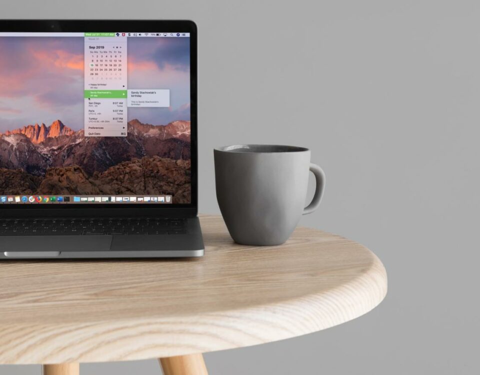 Pantalla de MacBook con aplicación Dato