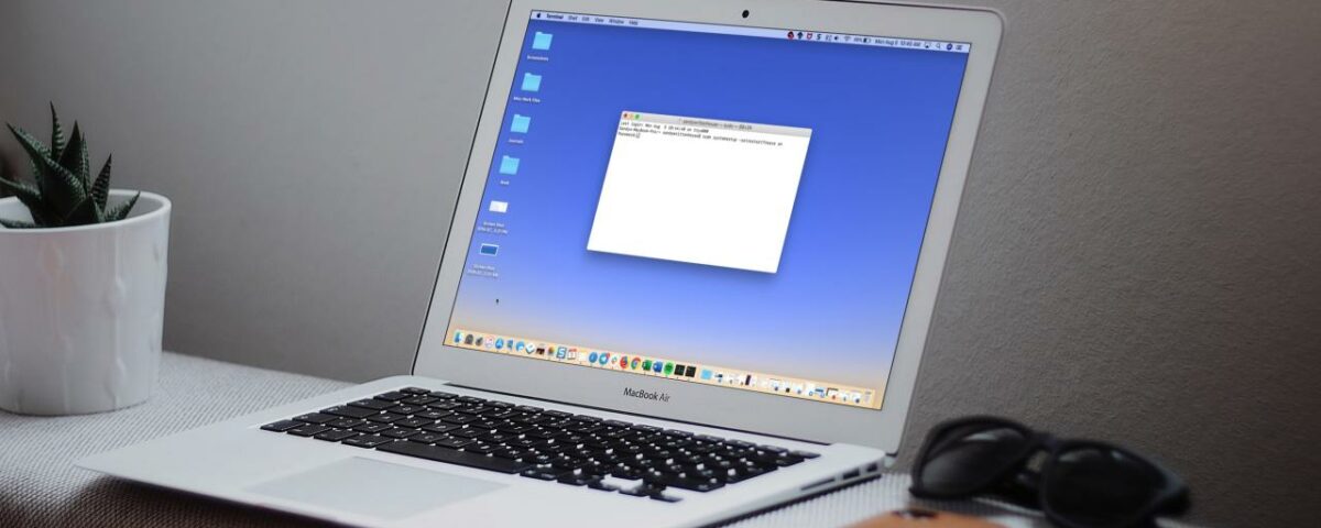 Pantalla de MacBook con comando de terminal