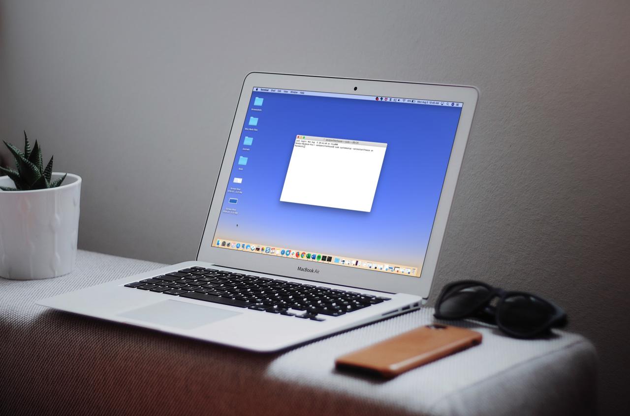 Pantalla de MacBook con comando de terminal